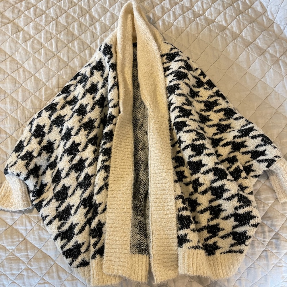 Anthropologie houndstooth sweater shrug, one size fits most